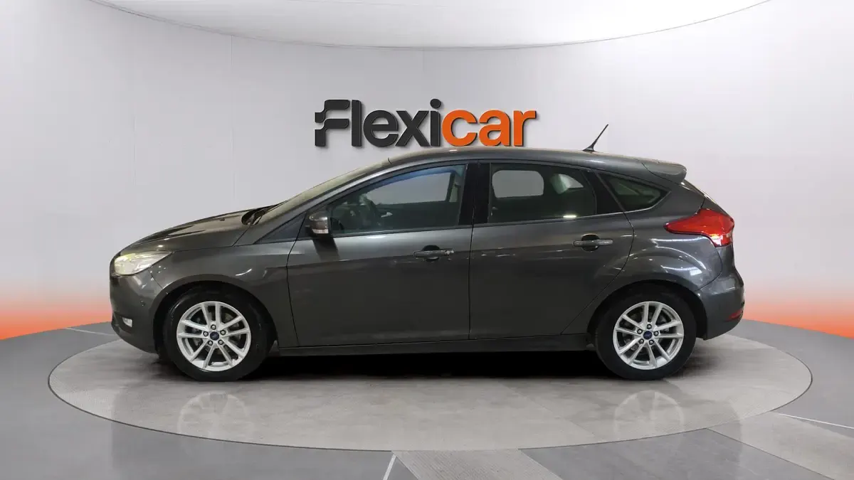 Usado Ford Focus Trend 101 CV (74 kW) 2017 Gris Berlina