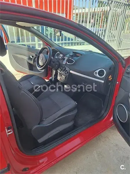 Usado Renault Clio II Authentique 75 CV (55 kW) 2008 Rojo Berlina