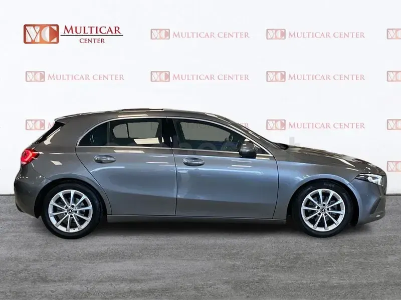 Usado Mercedes A180 136 CV (100 kW) 2019 Gris / plata Berlina