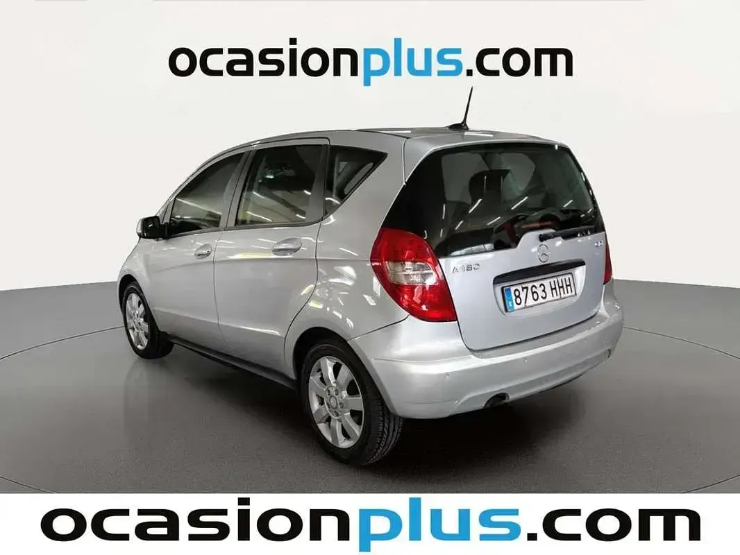 Usado Mercedes A180 109 CV (80 kW) 2011 Gris Utilitario