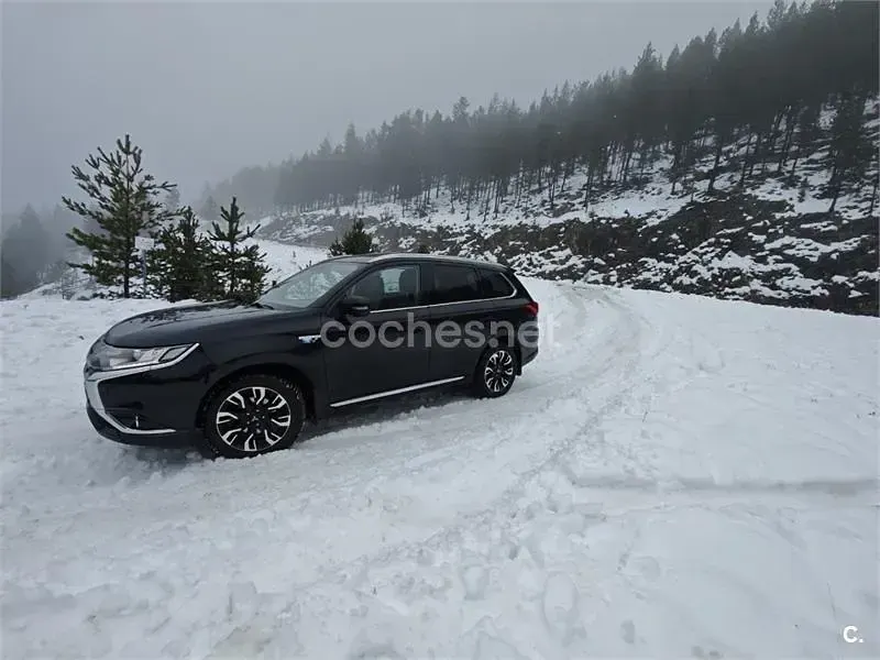 Usado Mitsubishi Outlander P-HEV 203 CV (149 kW) 2015 Negro SUV