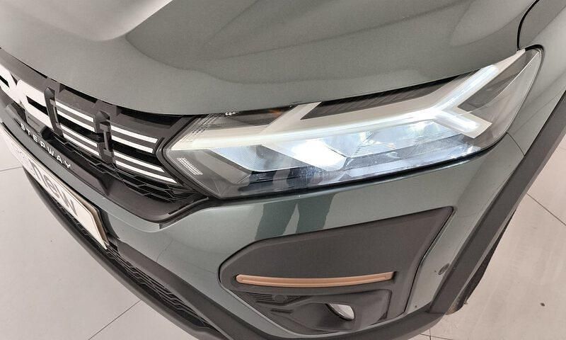 Usado Dacia Sandero Extreme 100 CV (73 kW) 2025 Verde Berlina