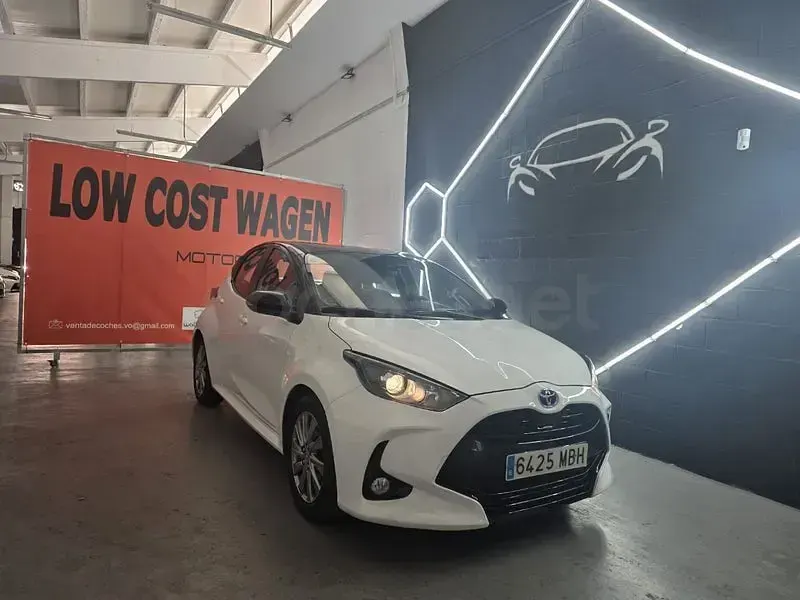 Usado Toyota Yaris Hybrid Active 116 CV (85 kW) 2022 Blanco Berlina