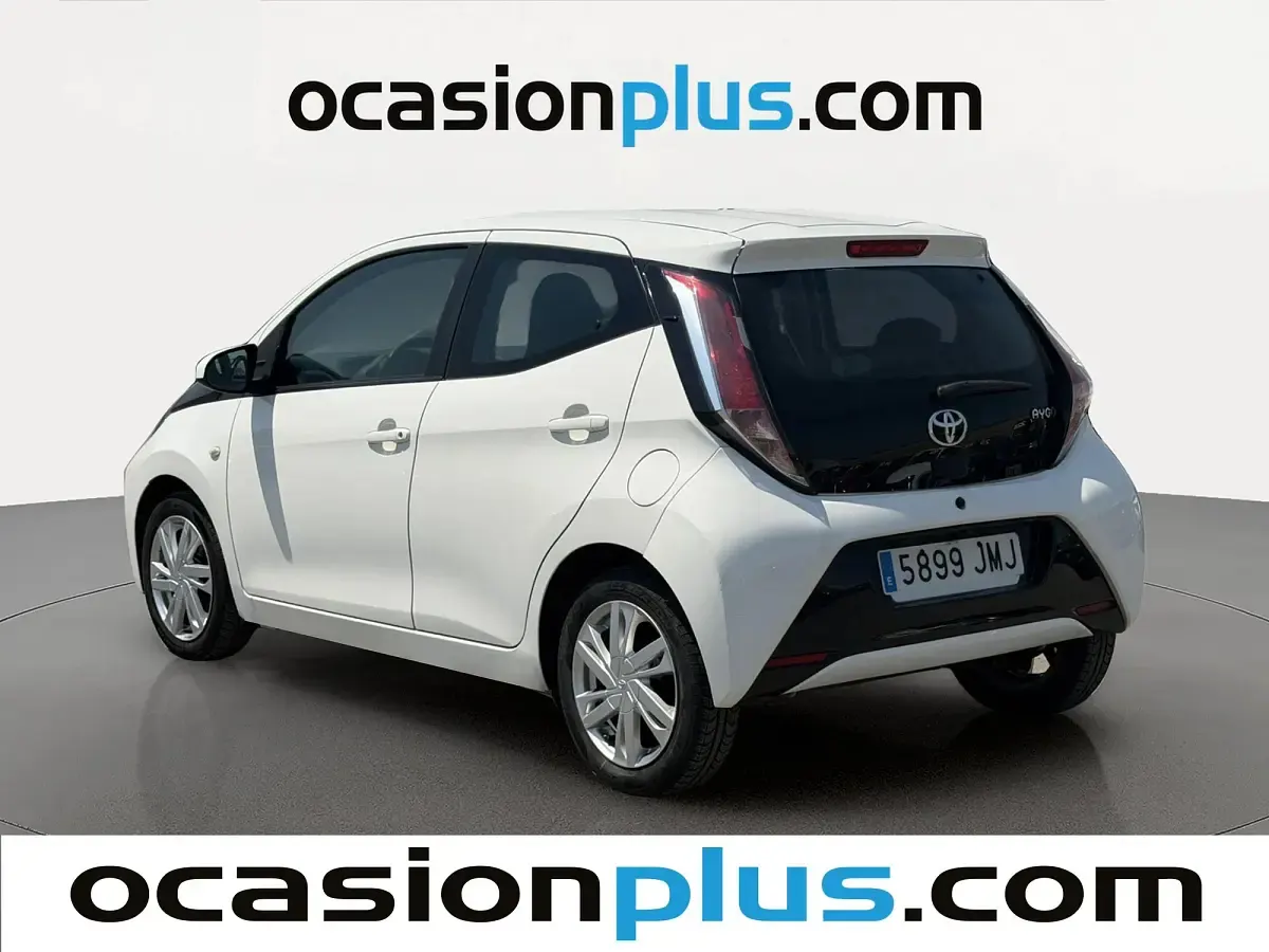 Usado Toyota Aygo X-play 69 CV (50 kW) 2016 Blanco Utilitario