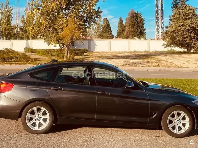 Usado BMW 318 Sport Line 143 CV (105 kW) 2014 Negro Berlina