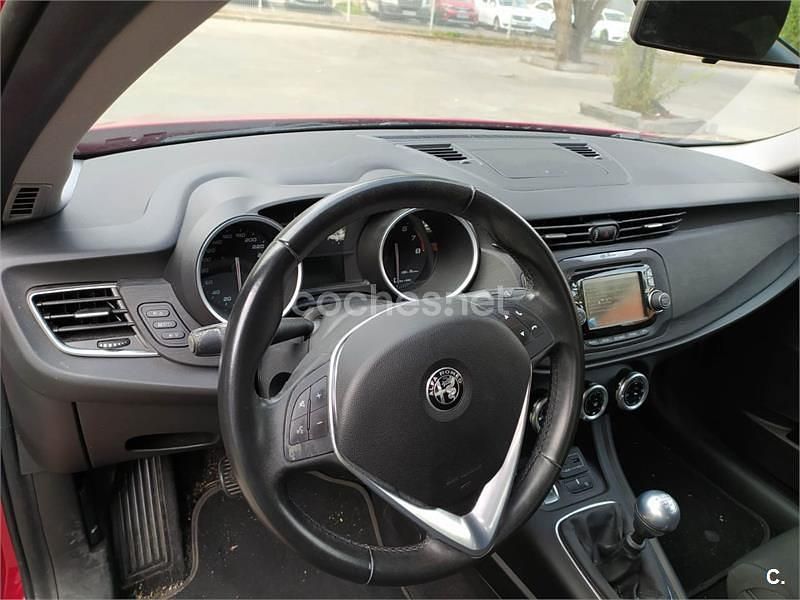 Usado Alfa Romeo Giulietta 120 CV (88 kW) 2017 Rojo Utilitario