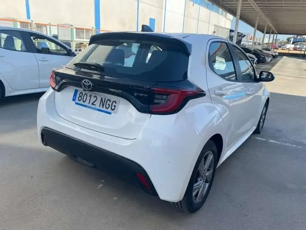 Usado Toyota Yaris Active 116 CV (85 kW) 2025 Blanco Utilitario