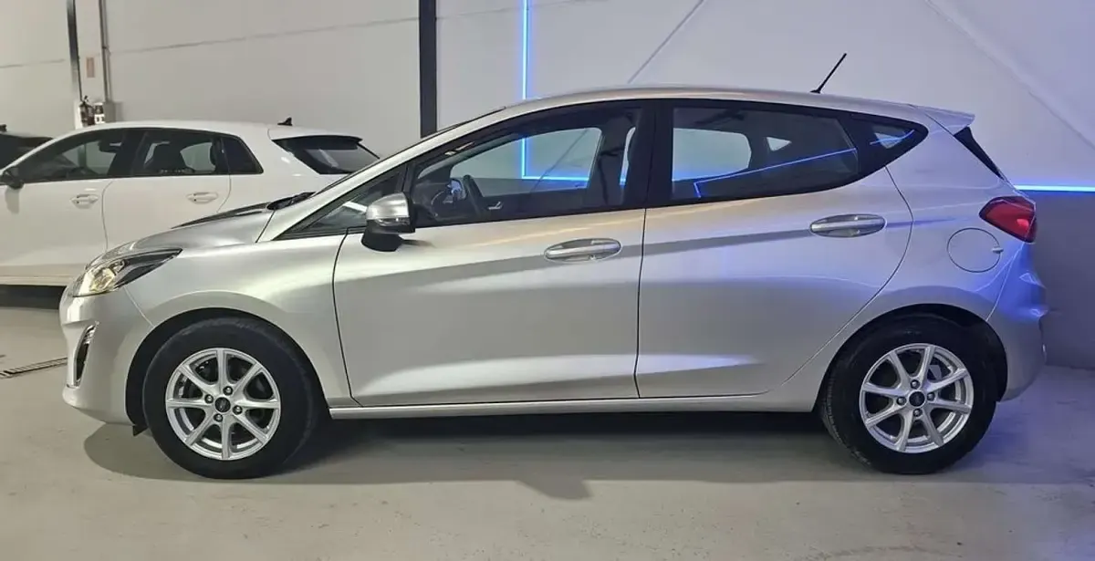 Usado Ford Fiesta Active 86 HP (63 kW) 2018 Cinzento Citadino