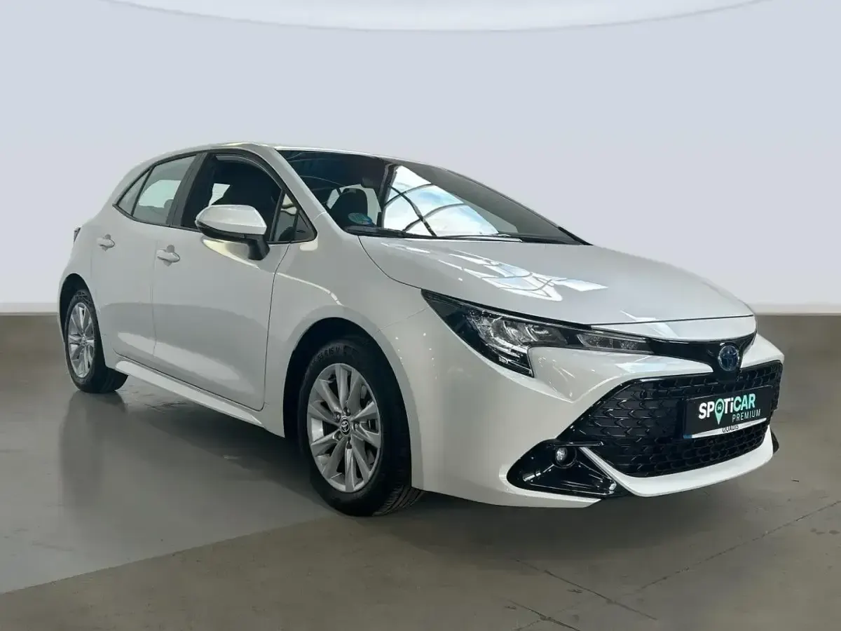 Usado Toyota Corolla Active 140 CV (102 kW) 2024 Blanco Berlina