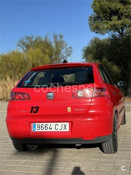Usado Seat Ibiza 75 CV (55 kW) 2003 Rojo Berlina