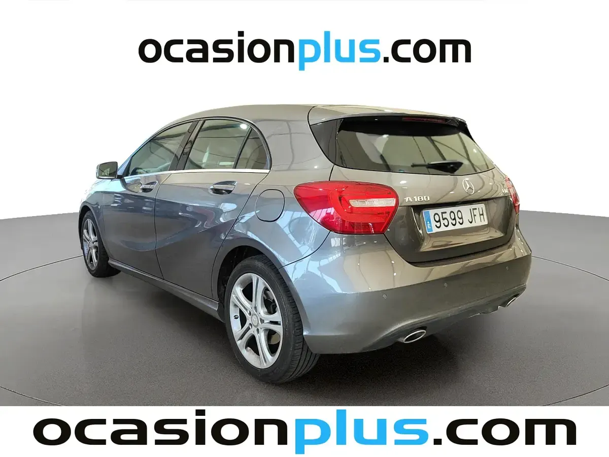 Usado Mercedes A180 Urban 109 CV (80 kW) 2015 Gris Utilitario