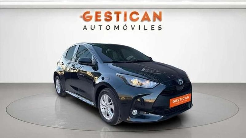 Usado Toyota Yaris Hybrid Active 116 CV (85 kW) 2022 Negro Utilitario