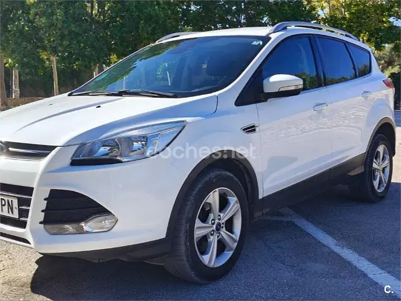 Usado Ford Kuga Trend 120 CV (88 kW) 2016 Blanco SUV