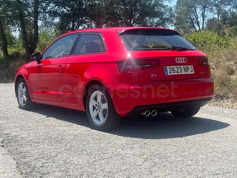 Usado Audi A3 Attraction 180 CV (132 kW) 2015 Rojo Berlina