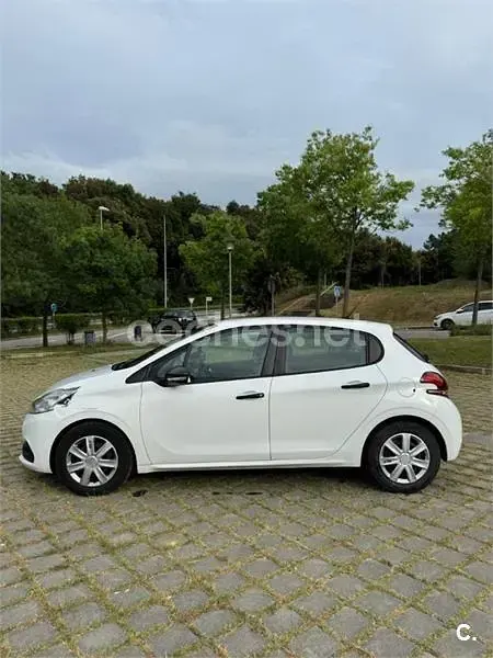 Używany Peugeot 208 Access 75 KM (55 kW) 2015 Biały Hatchback