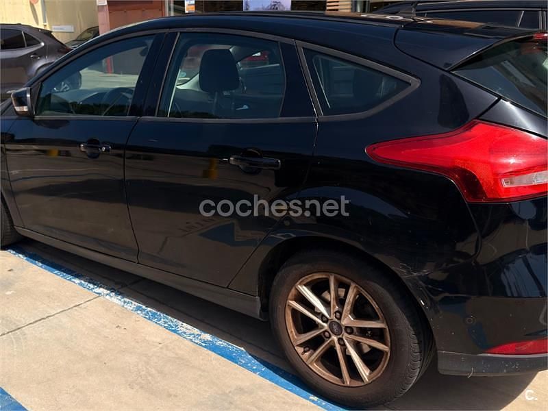 Usado Ford Focus Trend 125 CV (91 kW) 2016 Negro Berlina