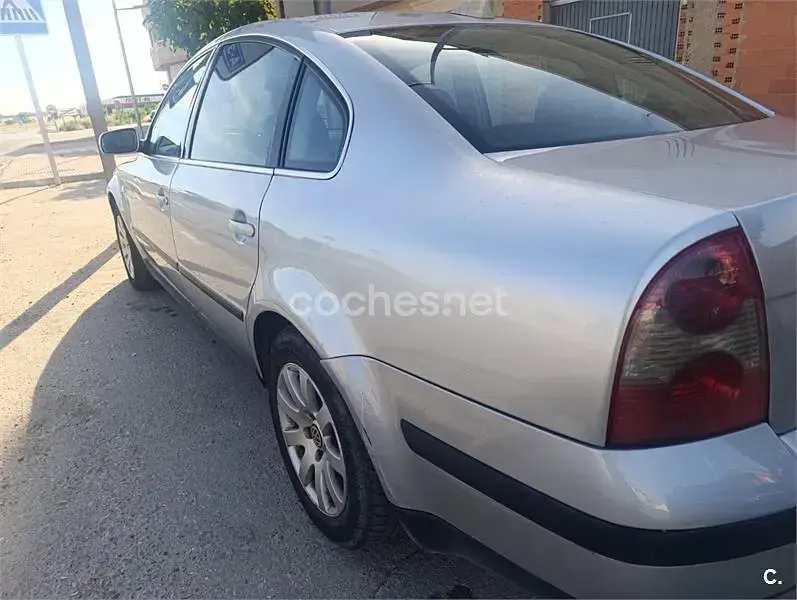 Usado VW Passat Trendline 110 CV (80 kW) 1998 Gris / plata Familiar