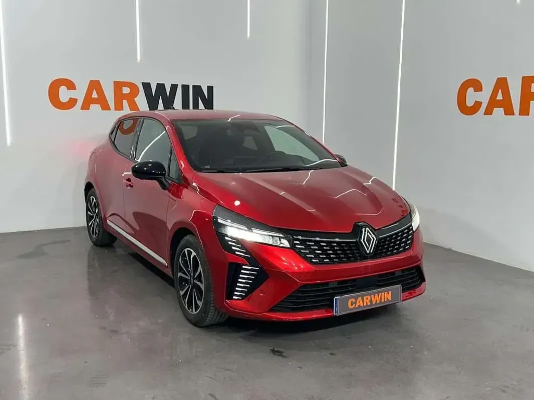 Usado Renault Clio Techno 99 CV (72 kW) 2025 Rojo Utilitario