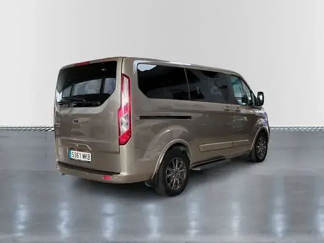 Usado Ford Tourneo Custom Titanium X 170 CV (125 kW) 2023 Plata luna Van