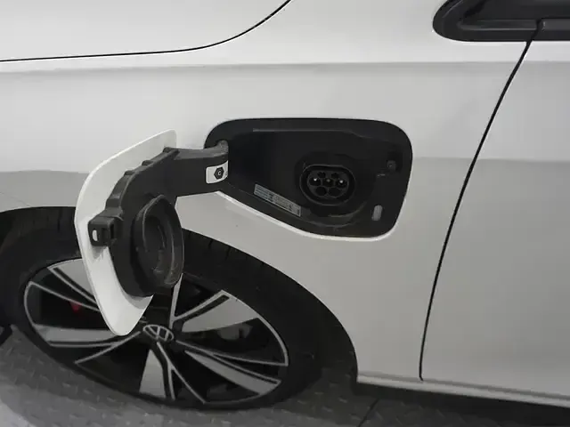 Usado VW Golf VIII GTE 245 CV (180 kW) 2023 Blanco Berlina