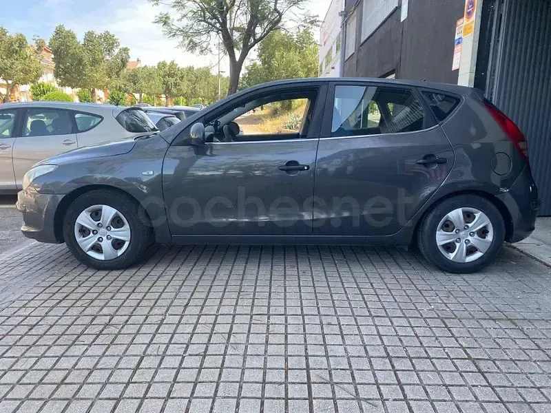Usado Hyundai i30 Style 128 CV (94 kW) 2010 Gris / plata Berlina