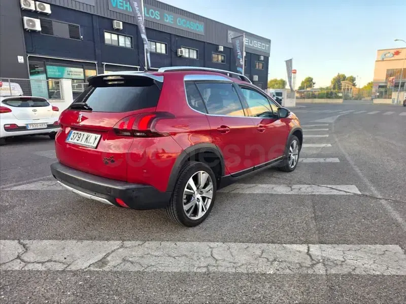 Usado Peugeot 2008 Allure 120 CV (88 kW) 2018 Granate SUV