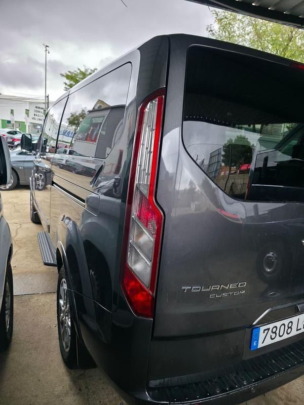 Usado Ford Tourneo Titanium 130 CV (95 kW) 2021 Gris Monovolumen
