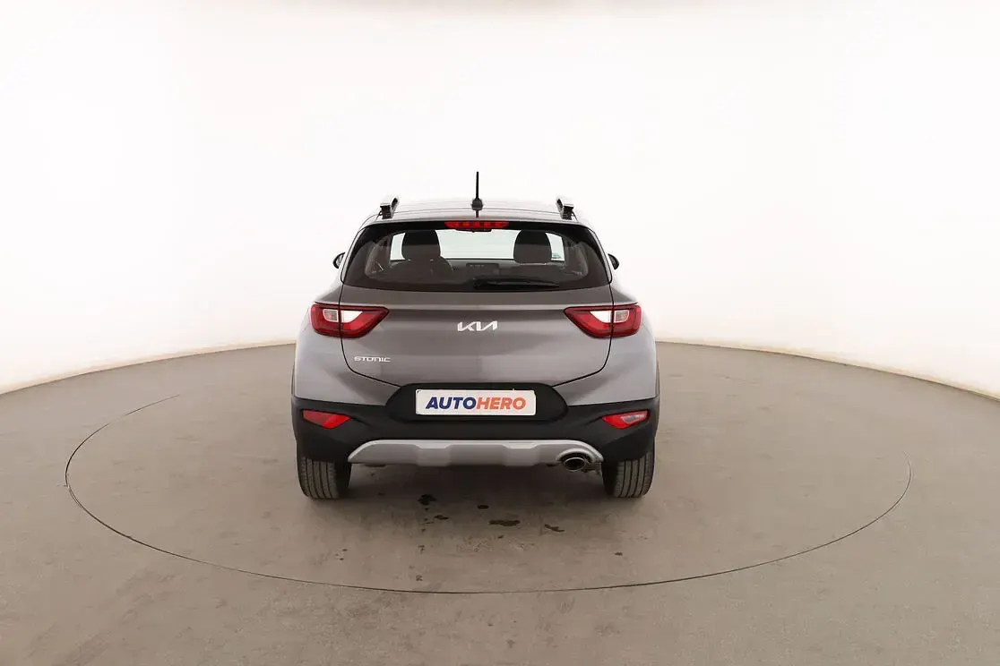Usado Kia Stonic 84 CV (61 kW) 2023 Gris SUV