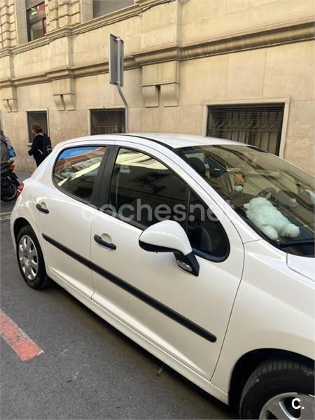 Usado Peugeot 207 90 CV (66 kW) 2009 Blanco Familiar