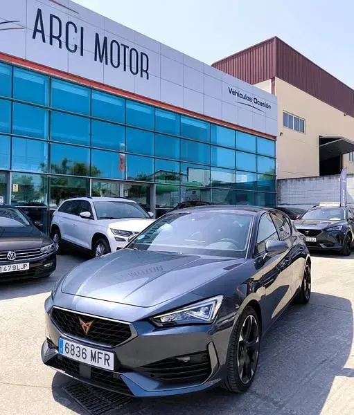 Usado Cupra Leon 150 CV (110 kW) 2023 Gris / plata Berlina