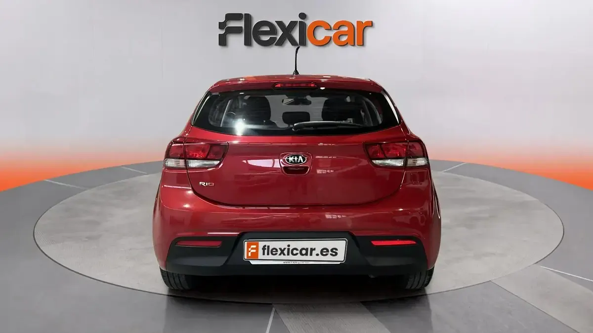 Usado Kia Rio 84 CV (61 kW) 2018 Rojo Berlina