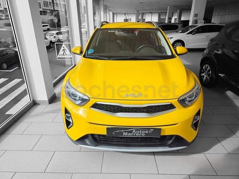 Usado Kia Stonic 100 CV (73 kW) 2022 Amarillo SUV