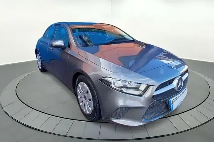 Usado Mercedes A180 116 CV (85 kW) 2019 Gris Utilitario