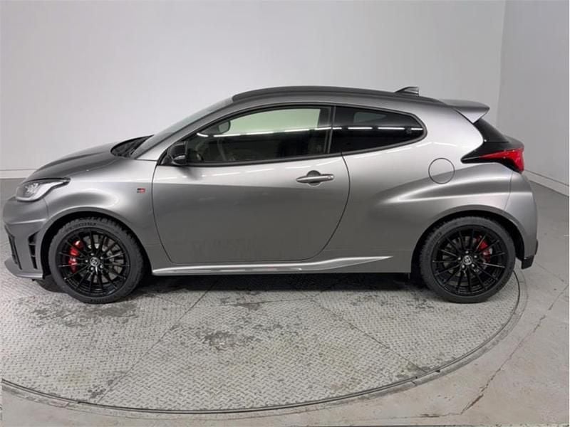 Nuevo Toyota Yaris 280 CV (205 kW) 2026 Gris átomo Utilitario