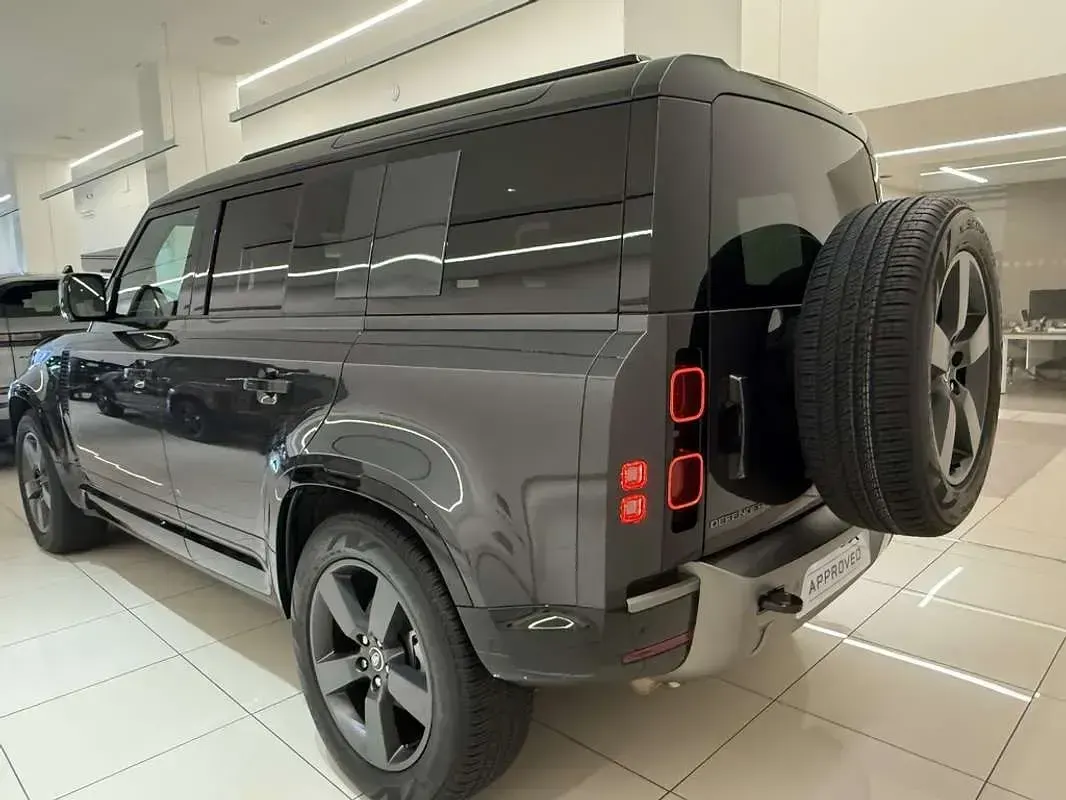 Usado Land Rover Defender SE Dynamic 249 CV (183 kW) 2025 Gris SUV