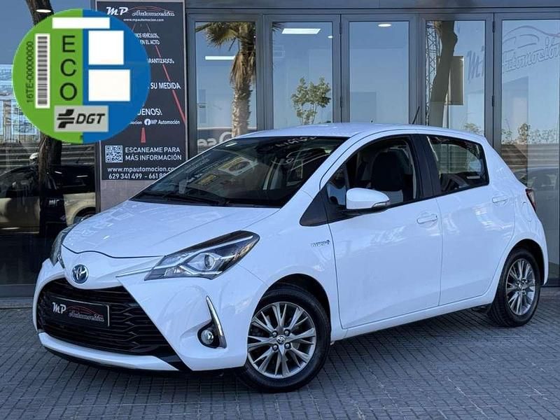 Usado Toyota Yaris Hybrid Active 100 CV (73 kW) 2017 Blanco Utilitario