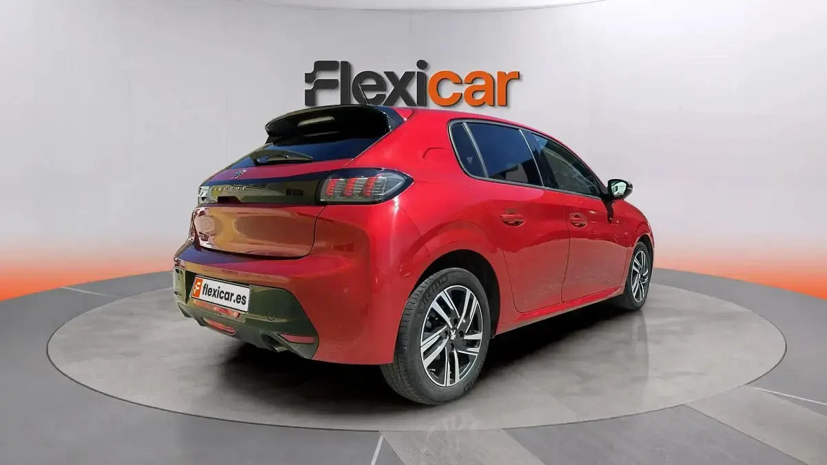 Usado Peugeot 208 Allure 101 CV (74 kW) 2023 Rojo Utilitario