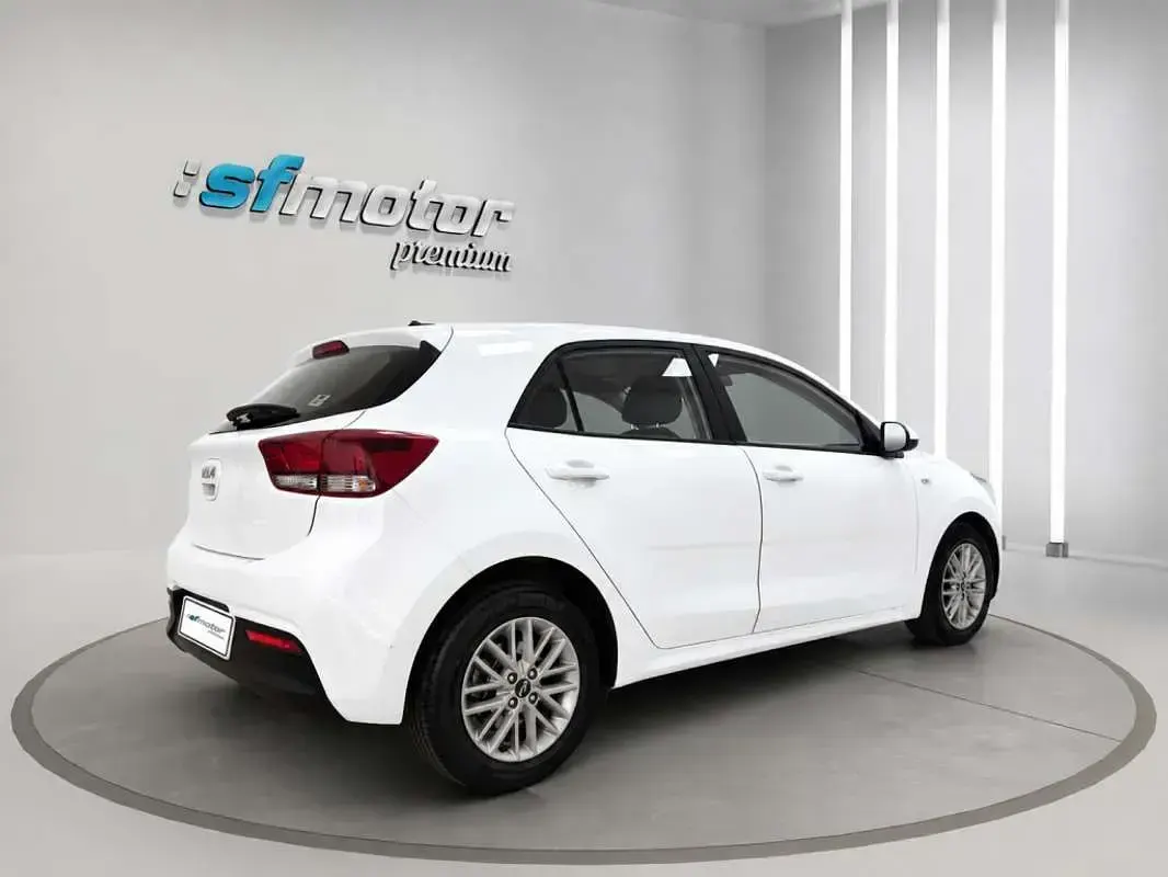Usado Kia Rio 84 CV (61 kW) 2022 Blanco Utilitario