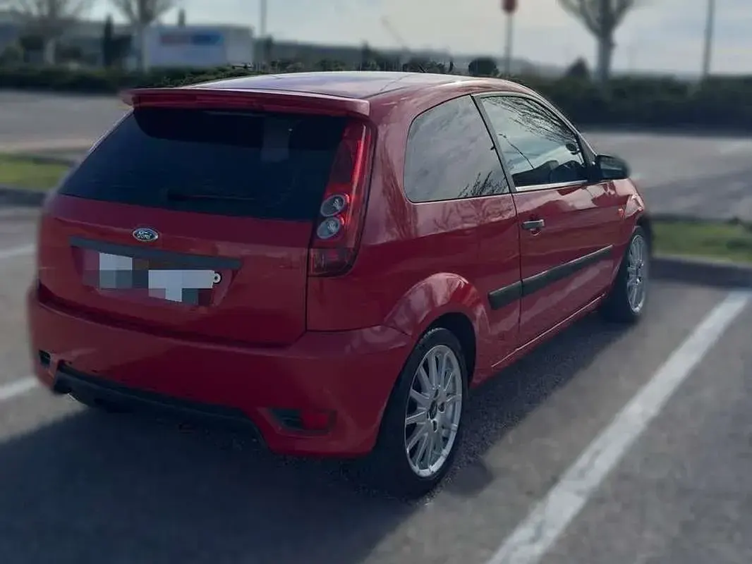 Usado Ford Fiesta Sport 101 CV (74 kW) 2007 Rojo Utilitario
