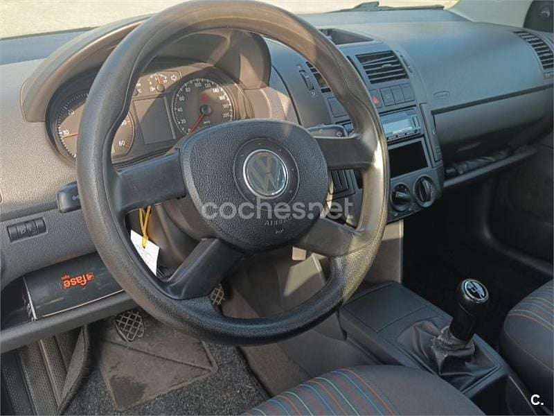 Usado VW Polo Advance 70 CV (51 kW) 2005 Gris / plata Utilitario