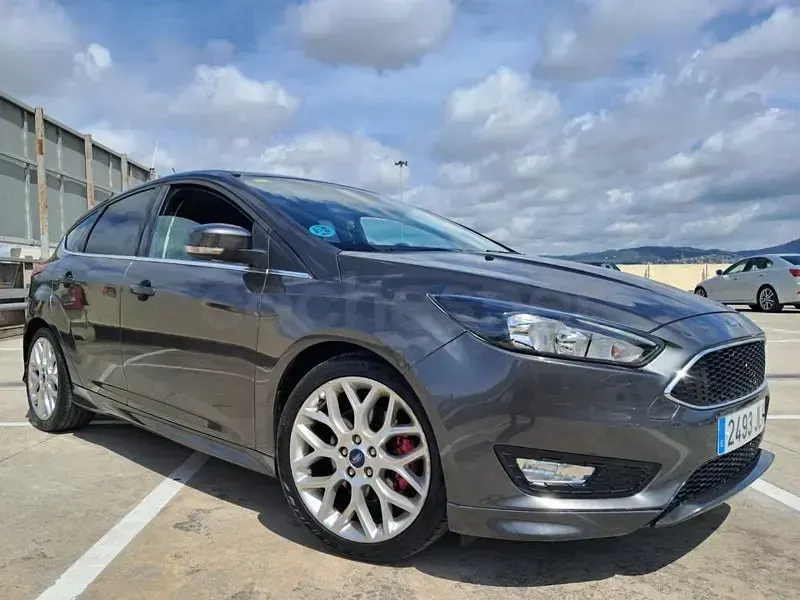 Usado Ford Focus Sport 182 CV (133 kW) 2016 Gris / plata Berlina