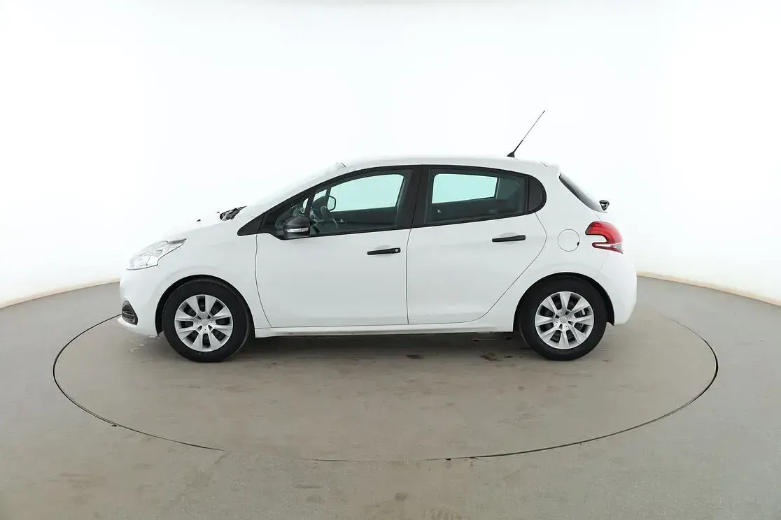 Usado Peugeot 208 Access 82 CV (60 kW) 2017 Blanco Utilitario