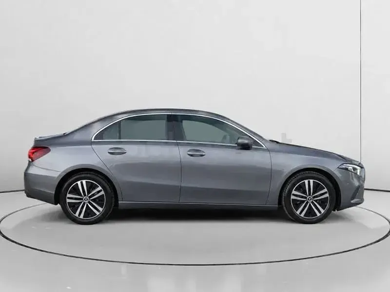 Usado Mercedes A180 116 CV (85 kW) 2022 Gris / plata Berlina