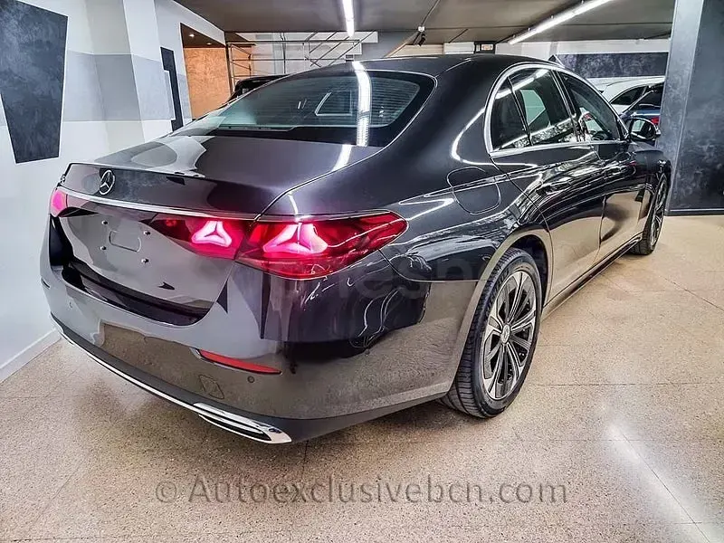 Usado Mercedes E300 313 CV (230 kW) 2025 Gris / plata Berlina