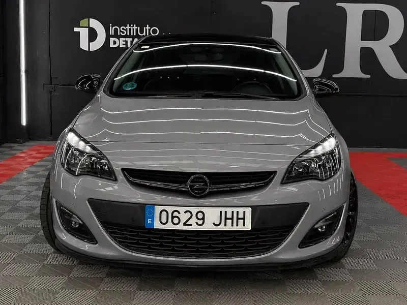 Usado Opel Astra Excellence 140 CV (102 kW) 2015 Gris / plata Berlina