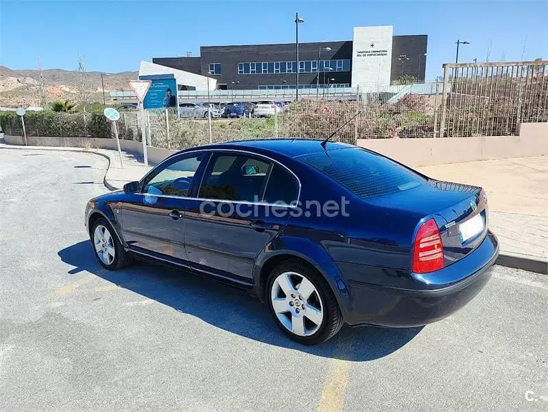 Usado Skoda Superb Comfort 130 CV (95 kW) 2004 Azul Berlina