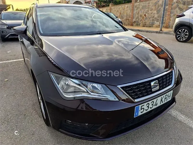 Usado Seat Leon ST Style 110 CV (80 kW) 2018 Violeta / lila Familiar