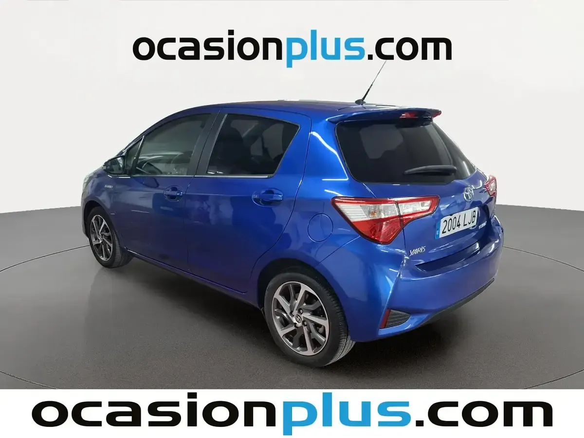 Käytetty Toyota Yaris Hybrid 100 HP (73 kW) 2020 Sininen Sedan