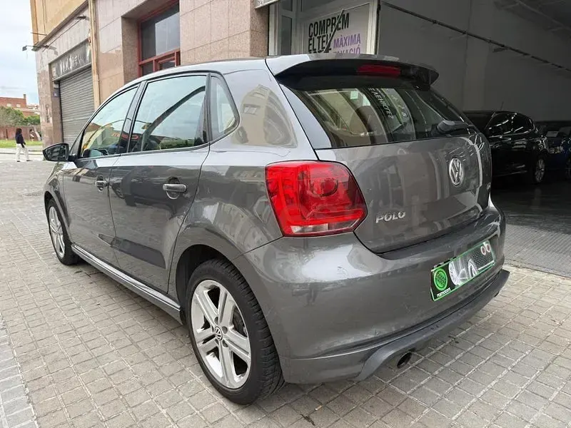 Usado VW Polo Sport 90 CV (66 kW) 2014 Gris / plata Berlina