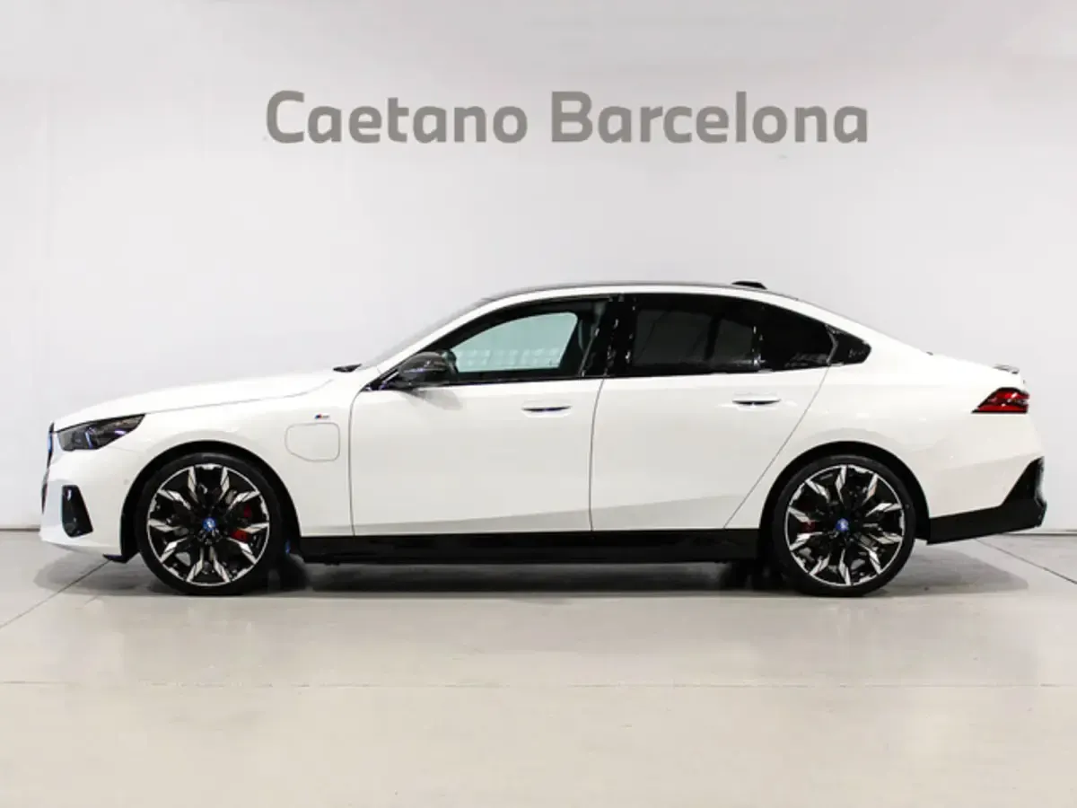 Usado BMW 550e Comfort Edition 489 CV (359 kW) 2025 Blanco Berlina
